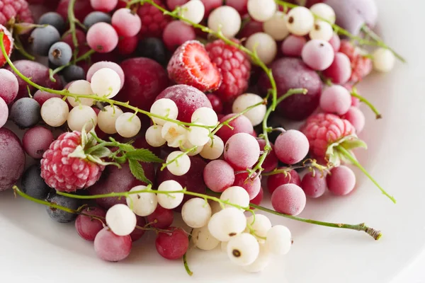 Dondurulmuş çilek plaka üzerinde