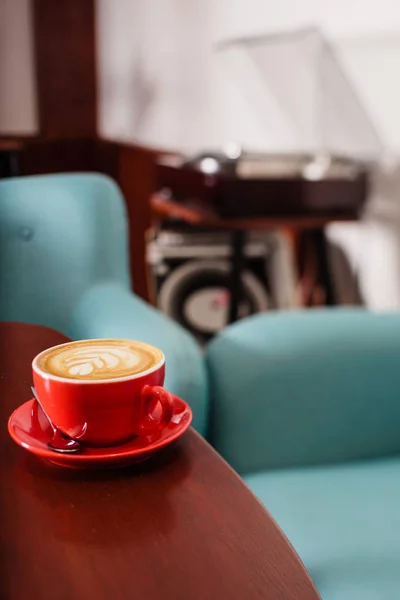 Xícara de cappuccion na mesa — Fotografia de Stock