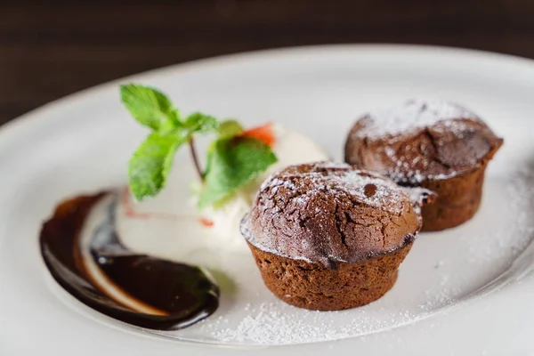 Muffin al cioccolato con gelato — Foto Stock