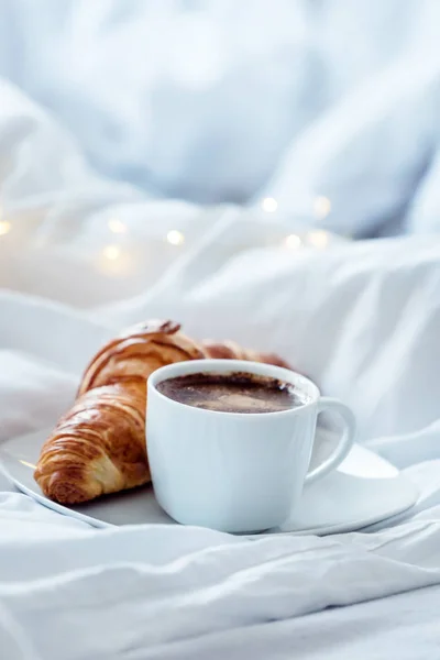 Cup coffee with croissant — Stock Photo, Image