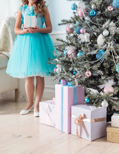 Šťastná dívka s dárky — Stock fotografie