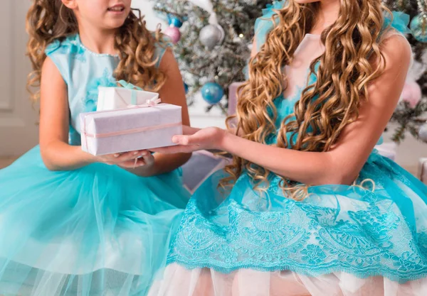 Meninas Felizes Com Presentes Natal — Fotografia de Stock