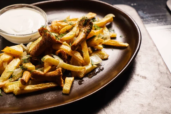 Mantarlı kızarmış patates.