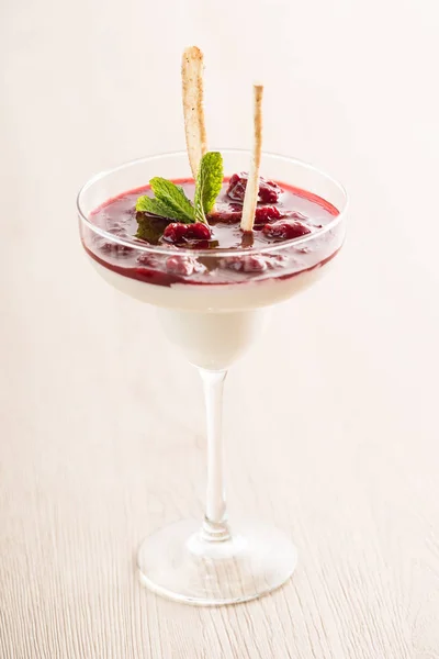 Fresh berry dessert — Stock Photo, Image