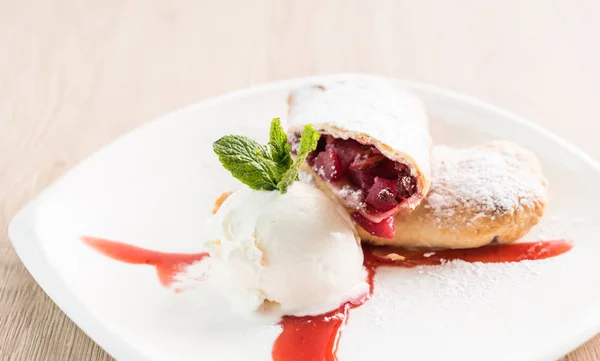 Fresh cherry strudel — Stock Photo, Image