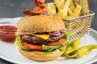 Patates kızartmalı hamburger.