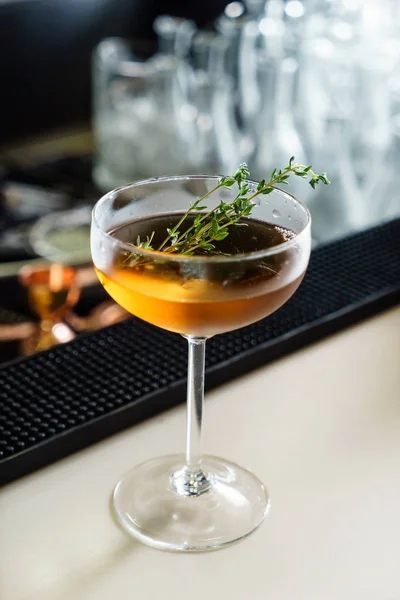 Délicieux cocktail au bar — Photo