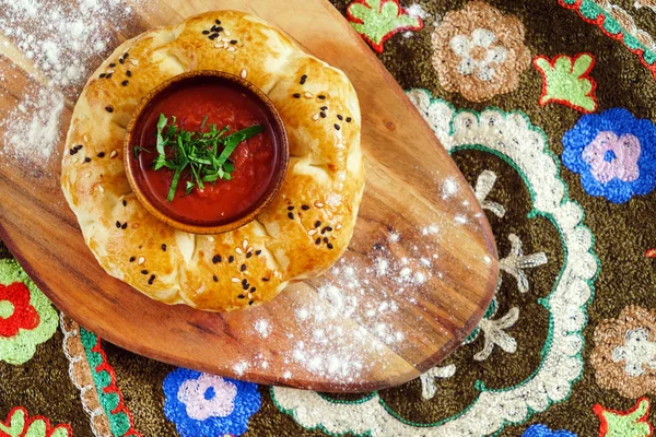 Pão uzberk com molho — Fotografia de Stock