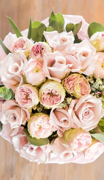 Schöne Blumen Auf Dem Tisch Nahaufnahme — Stockfoto