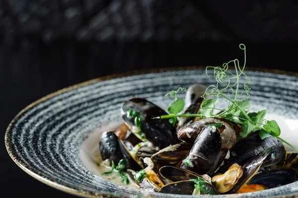 Deliciosos mejillones al vapor —  Fotos de Stock