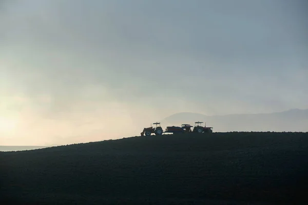 Farmer in tractor preparing land — Stock Photo, Image