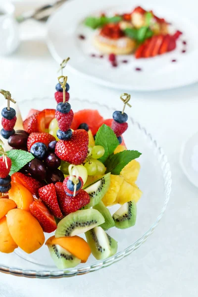 Вкусные свежие фрукты — стоковое фото