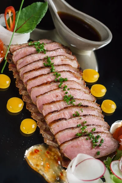 Asian food - roasted beef with sauce — Stock Photo, Image
