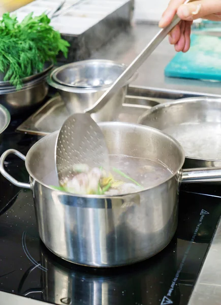 Chefe de cozinha no trabalho — Fotografia de Stock