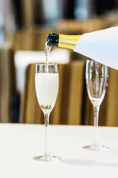 Şampanya bardağında dökme — Stok fotoğraf
