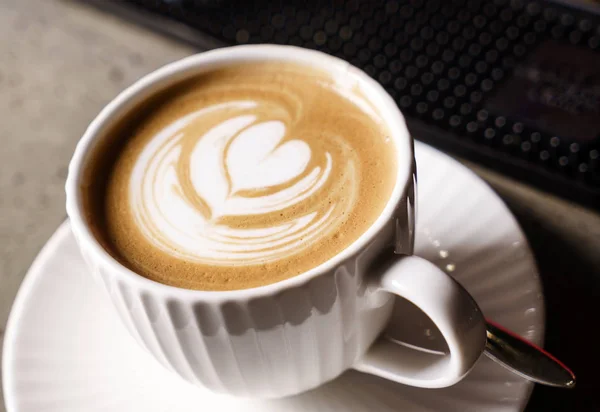 Egy csésze cappuccino, közelről — Stock Fotó