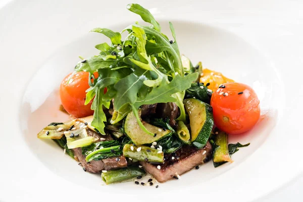 Viande bovine fraîche aux légumes — Photo