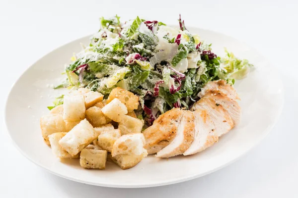 Salada Caesar em prato branco — Fotografia de Stock