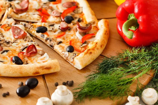 Pizza Suprema fresca — Foto de Stock