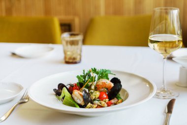 taze deniz ürünleri makarna