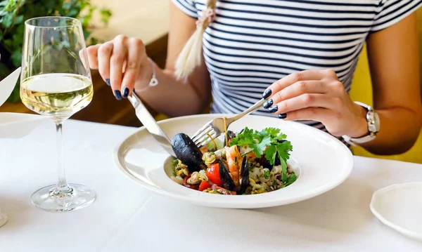 Deniz ürünleri makarna yemek kadın