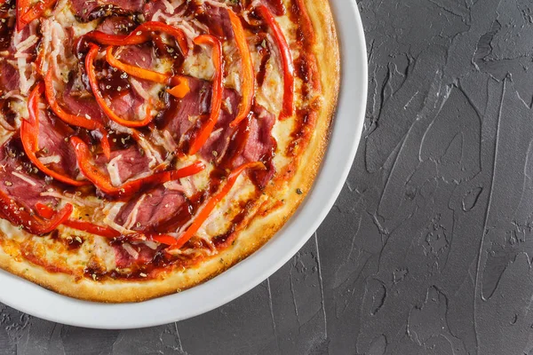 Pizza segar yang lezat — Stok Foto