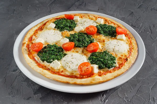 Fresh vegetarian pizza — Stock Photo, Image