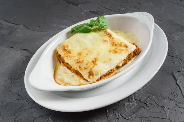 Verse klassieke lasagne — Stockfoto