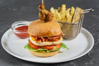 Patates kızartmalı hamburger.