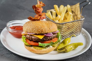 Patates kızartmalı hamburger.