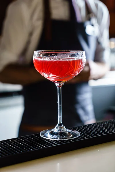 Вкусный коктейль в баре — стоковое фото