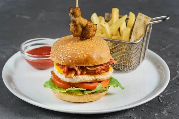 Patates kızartmalı hamburger.