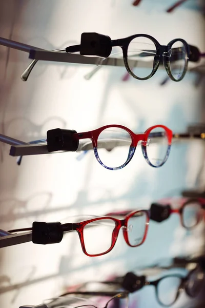 Γυαλιά στο κατάστημα οπτικών — Φωτογραφία Αρχείου