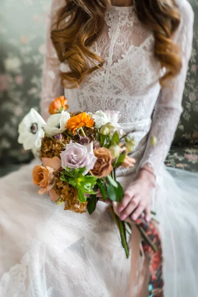 Bonita novia con flores —  Fotos de Stock