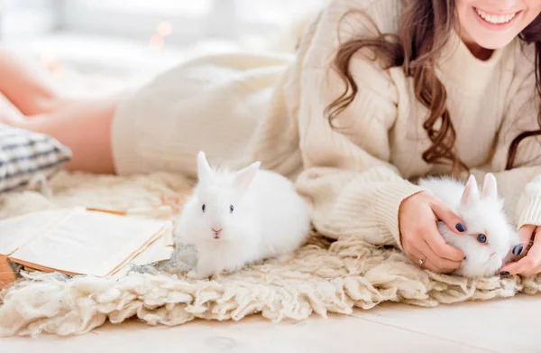 Mujer Joven Con Conejo Acostado Interior —  Fotos de Stock