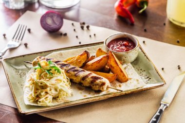 Patates ve salatalı kebap.