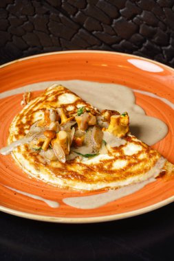 Cantharellus cibarius plaka üzerinde omlet