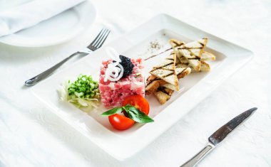 ton balıklı tartar plaka üzerinde