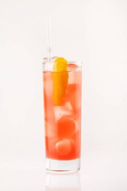 Beyaz arka planda kokteyl
