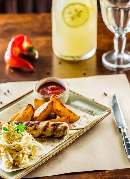 Dönerspieß mit Kartoffeln und Salat — Stockfoto