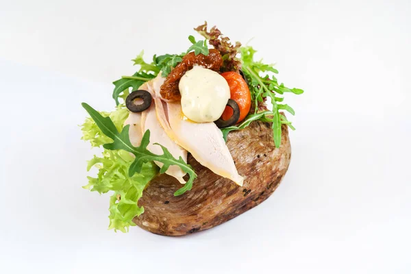 Блюдо с запечённой картошкой — стоковое фото