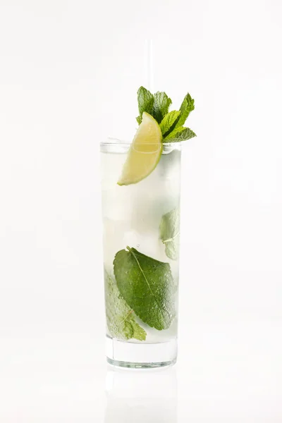 Cocktail sullo sfondo bianco — Foto Stock
