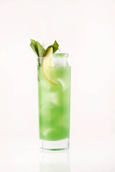 Cocktail no fundo branco — Fotografia de Stock