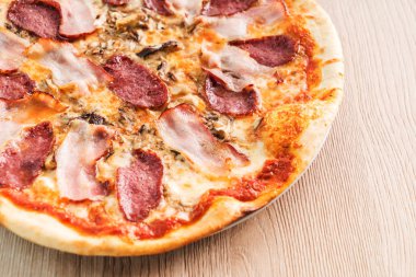 lezzetli pizza plaka üzerinde