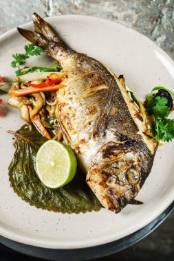 Plaka üzerinde kavrulmuş balık