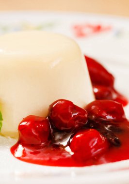 Çilek soslu panna cotta.