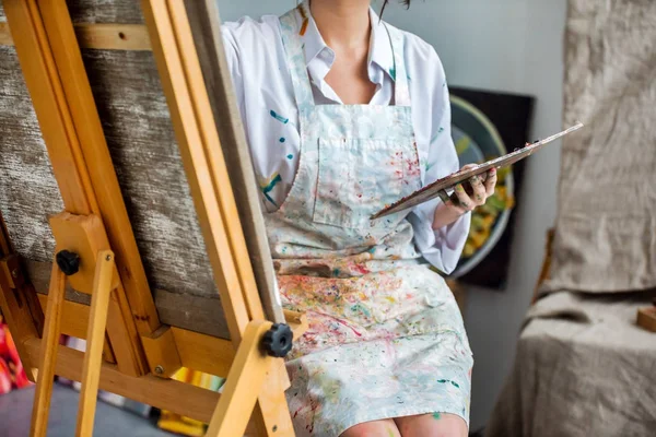 Malerin arbeitet in ihrem Atelier — Stockfoto