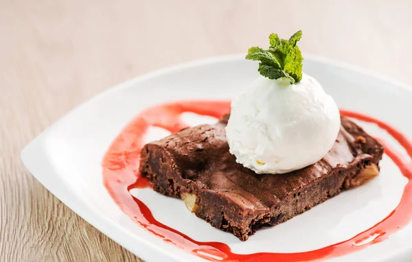 Brownie avec crème glacée sur assiette — Photo