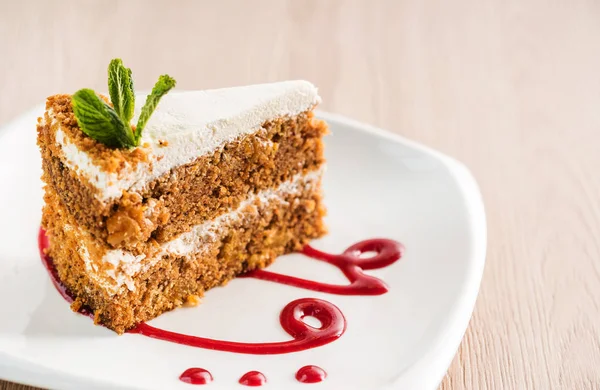 Tatlım pasta plaka üzerinde