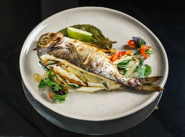 Plaka üzerinde kavrulmuş balık